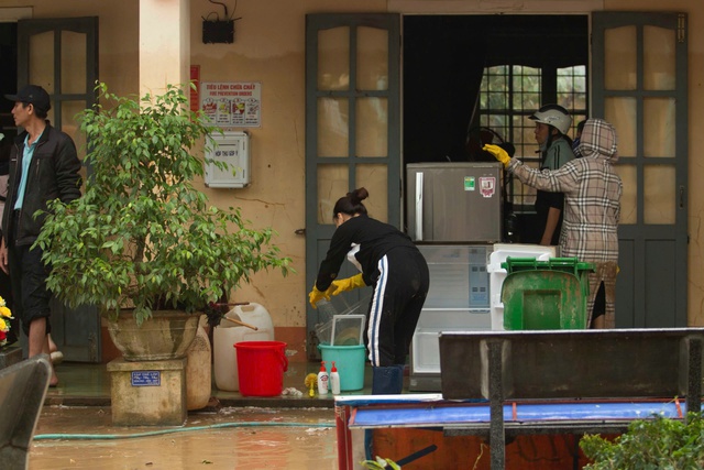 Bộ đội lội bùn giúp giáo viên dọn trường sau lũ lớn- Ảnh 6.