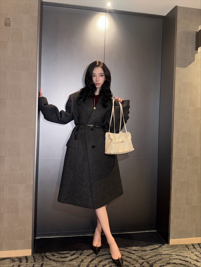 Chỉ với một chiếc thắt lưng, tôn lên vòng eo thon gọn - Ảnh 2.