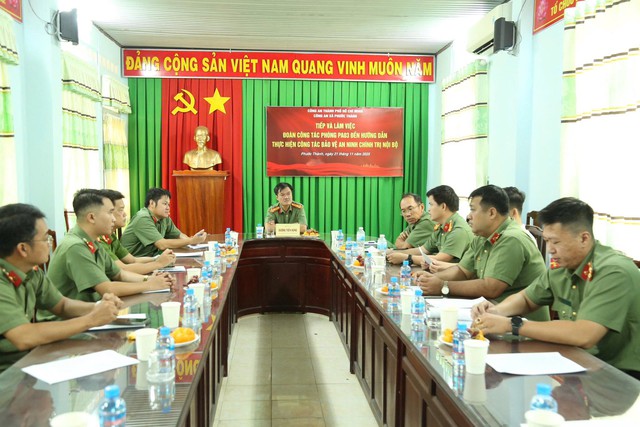 Công an TP.HCM khám bệnh, tặng quà cho dân hai xã ngoại thành - Ảnh 1.