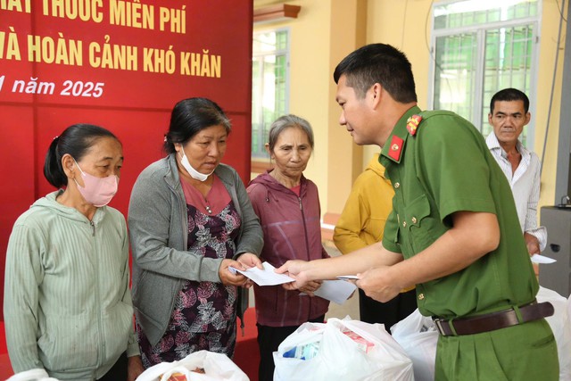 Công an TP.HCM khám bệnh, tặng quà cho dân hai xã ngoại thành - Ảnh 3.