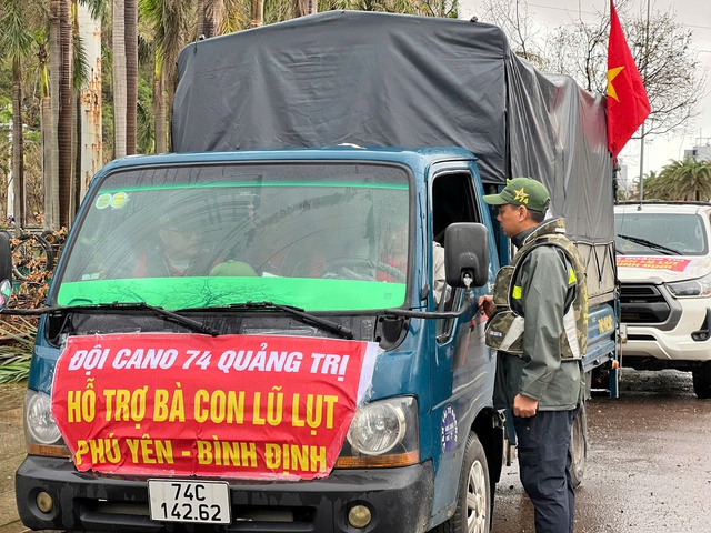 Đội ca nô 74 Quảng Trị xuyên đêm ứng cứu vùng ngập lụt Tuy Hòa- Ảnh 2. Đội ca nô 74 Quảng Trị xuyên đêm ứng cứu vùng ngập lụt Tuy Hòa- Ảnh 2.