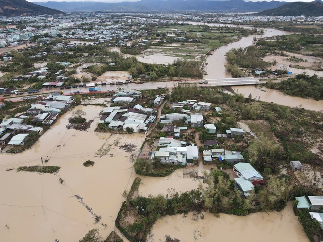 Quy Nhơn ngập lụt: 'Trắng tay, kh&ocirc;ng biết bắt đầu lại từ đ&acirc;u'- Ảnh 2.