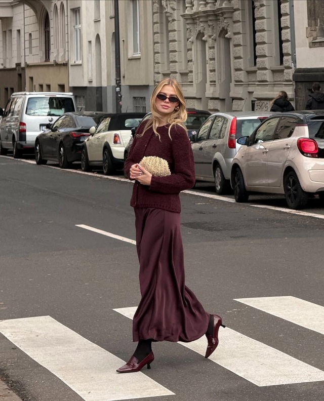 Áo len bên ngoài váy, trang phục dành cho những cô nàng sành điệu - Ảnh 1.