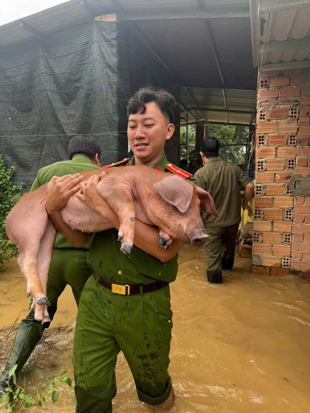 Thủy điện Đồng Nai 5 xả tràn, hàng trăm hộ dân hạ nguồn bị ngập lụt - Ảnh 2.
