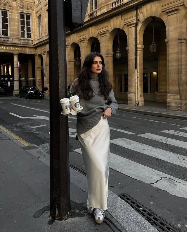 Áo len bên ngoài váy, trang phục dành cho những cô nàng sành điệu - Ảnh 2.