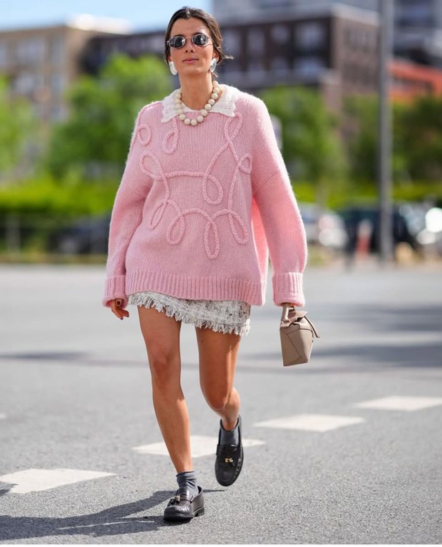 Áo len bên ngoài váy, trang phục dành cho những cô nàng sành điệu - Ảnh 5.