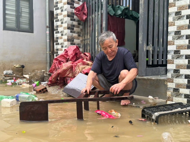 Quy Nhơn ngập lụt: Khổ sở sau đ&ecirc;m &lsquo;chỉ kịp leo l&ecirc;n m&aacute;i nh&agrave;&rsquo;- Ảnh 2.