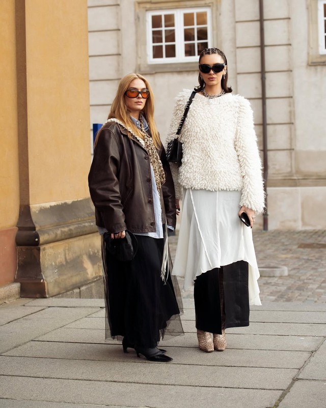 Áo len bên ngoài váy, trang phục dành cho những cô nàng sành điệu - Ảnh 6.