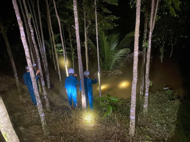 Thủy điện Đồng Nai 5 xả tràn, hàng trăm hộ dân hạ nguồn bị ngập lụt - Ảnh 8.