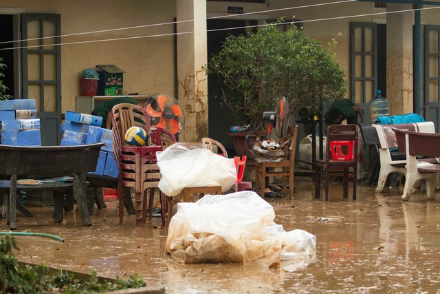 Bộ đội lội bùn giúp giáo viên dọn trường sau lũ lớn- Ảnh 3.