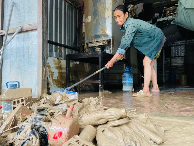 Quy Nhơn ngập lụt: 'Trắng tay, kh&ocirc;ng biết bắt đầu lại từ đ&acirc;u'- Ảnh 5.