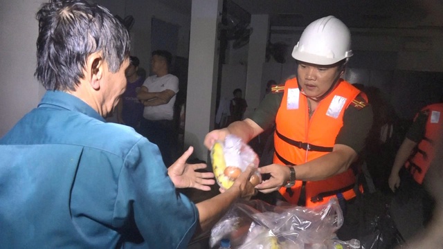Quy Nhơn ngập lụt: Nhiều người trẻ tình nguyện lao vào vùng lũ giúp dân - Ảnh 5.