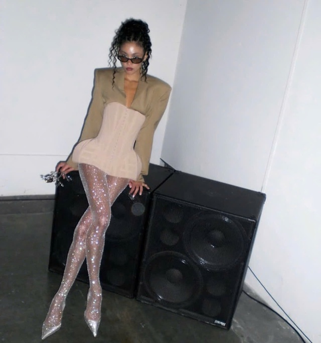 Cảm hứng thời trang mới gọi tên những kiểu quần tất cá tính - Ảnh 7.