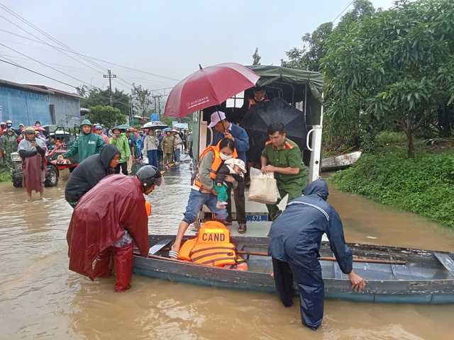 Ngập lụt 'nhấn chìm' QL27 ở Hòa Sơn, Đắk Lắk- Ảnh 3. Ngập lụt 'nhấn chìm' QL27 ở Hòa Sơn, Đắk Lắk- Ảnh 3.