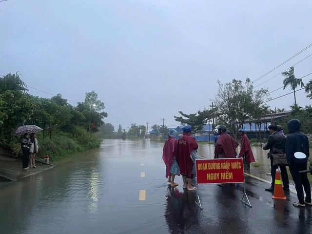 Ngập lụt 'nhấn chìm' QL27 ở Hòa Sơn, Đắk Lắk- Ảnh 4. Ngập lụt 'nhấn chìm' QL27 ở Hòa Sơn, Đắk Lắk- Ảnh 4.