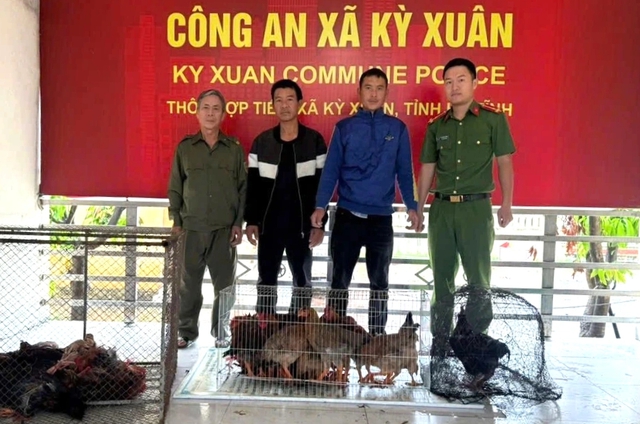 Đôi bạn nhậu bị khởi tố vì trộm gà - Ảnh 1. Đôi bạn nhậu bị khởi tố vì trộm gà - Ảnh 1.