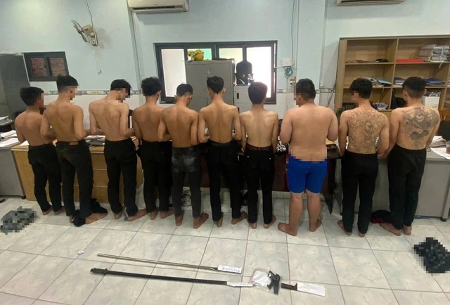 Công an kịp ngăn chặn nhóm thiếu niên mang hung khí giải quyết mâu thuẫn - Ảnh 1.