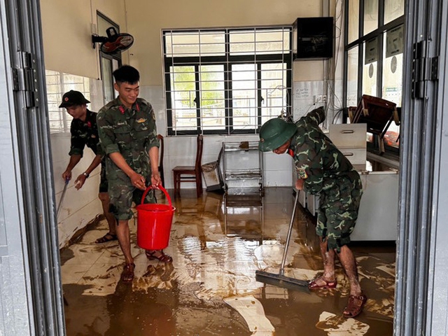 Quy Nhơn ngập lụt: 'Trắng tay, kh&ocirc;ng biết bắt đầu lại từ đ&acirc;u'- Ảnh 3.