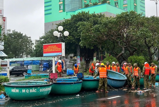 'Ch&aacute;y m&aacute;y' cuộc gọi cầu cứu, C&ocirc;ng an phường Tuy H&ograve;a cứu d&acirc;n xuy&ecirc;n ng&agrave;y đ&ecirc;m- Ảnh 1.