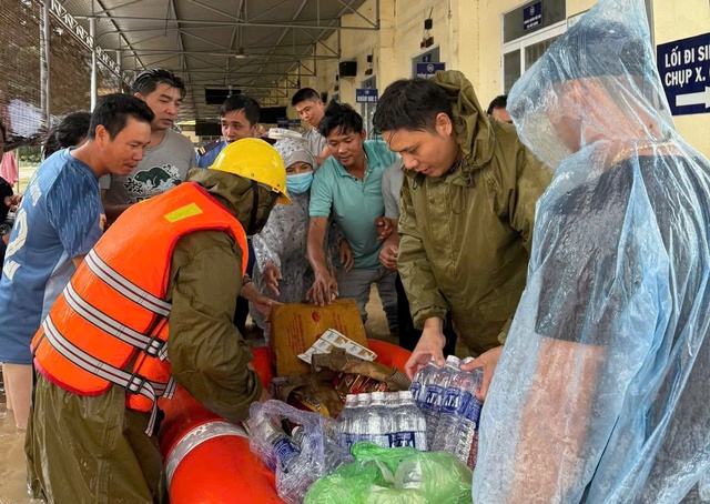 'Ch&aacute;y m&aacute;y' cuộc gọi cầu cứu, C&ocirc;ng an phường Tuy H&ograve;a cứu d&acirc;n xuy&ecirc;n ng&agrave;y đ&ecirc;m- Ảnh 4.