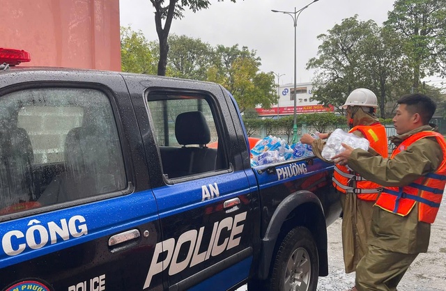 'Ch&aacute;y m&aacute;y' cuộc gọi cầu cứu, C&ocirc;ng an phường Tuy H&ograve;a cứu d&acirc;n xuy&ecirc;n ng&agrave;y đ&ecirc;m- Ảnh 2.