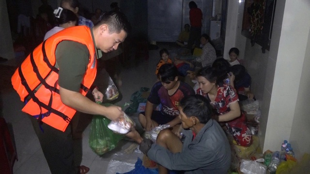 Quy Nhơn ngập lụt: Nhiều người trẻ tình nguyện lao vào vùng lũ giúp dân - Ảnh 3.