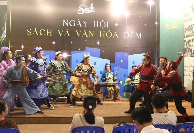 TP.HCM thử nghiệm 'Ng&agrave;y hội s&aacute;ch v&agrave; văn h&oacute;a đ&ecirc;m' tại đường s&aacute;ch- Ảnh 3.