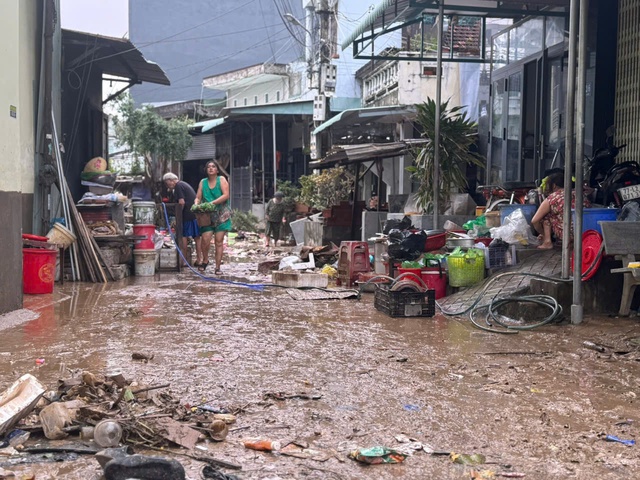 Quy Nhơn ngập lụt: Khổ sở sau đ&ecirc;m &lsquo;chỉ kịp leo l&ecirc;n m&aacute;i nh&agrave;&rsquo;- Ảnh 1.