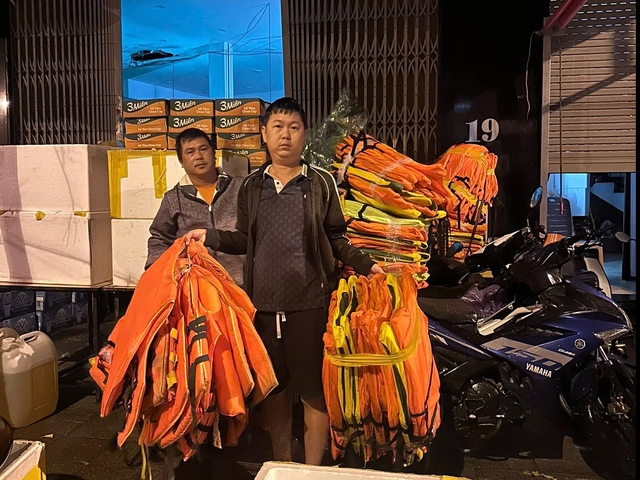 Quy Nhơn ngập lụt: Nhiều người trẻ tình nguyện lao vào vùng lũ giúp dân - Ảnh 1.