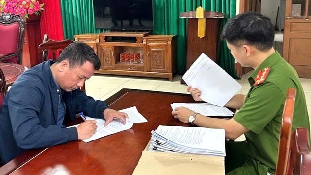 Ninh Bình khởi tố cán bộ nhận hối lộ trong cấp giấy quyền sử dụng đất - Ảnh 1. Ninh Bình khởi tố cán bộ nhận hối lộ trong cấp giấy quyền sử dụng đất - Ảnh 1.