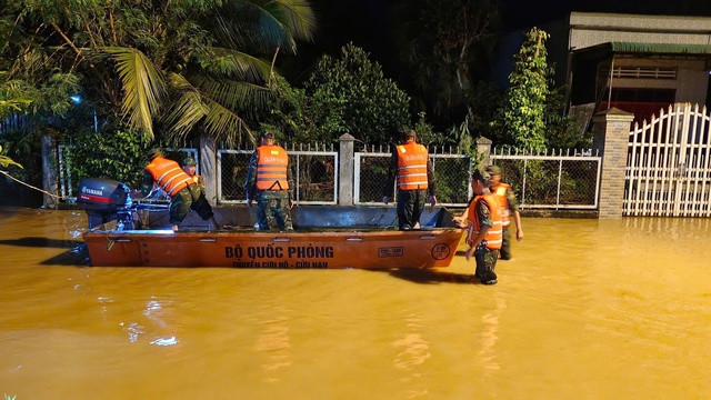 Rốn lũ Cát Tiên: Hàng trăm người được cứu khỏi vùng ngập lụt nguy hiểm - Ảnh 1. Rốn lũ Cát Tiên: Hàng trăm người được cứu khỏi vùng ngập lụt nguy hiểm - Ảnh 1.