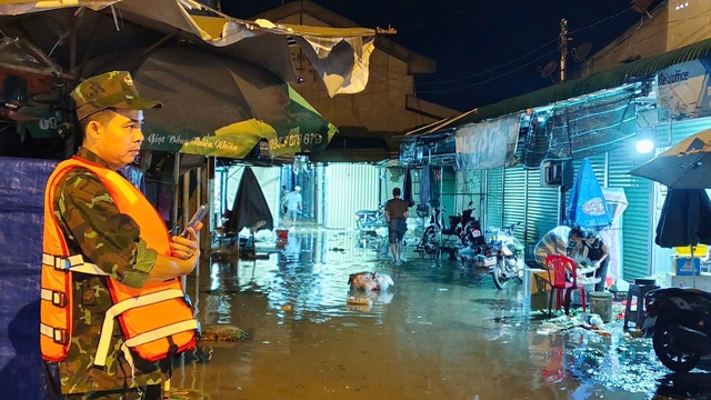 Rốn lũ Cát Tiên: Hàng trăm người được cứu khỏi vùng ngập lụt nguy hiểm - Ảnh 3. Rốn lũ Cát Tiên: Hàng trăm người được cứu khỏi vùng ngập lụt nguy hiểm - Ảnh 3.