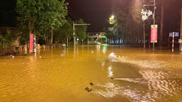 Rốn lũ Cát Tiên: Hàng trăm người được cứu khỏi vùng ngập lụt nguy hiểm - Ảnh 2. Rốn lũ Cát Tiên: Hàng trăm người được cứu khỏi vùng ngập lụt nguy hiểm - Ảnh 2.