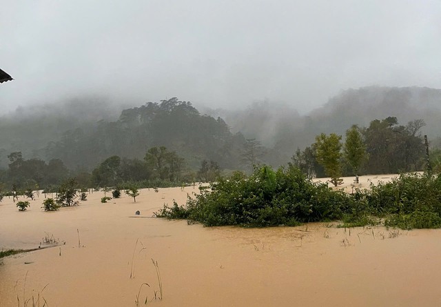 Một x&atilde; c&oacute; 4 người tử vong do mưa lũ kinh ho&agrave;ng ở L&acirc;m Đồng - Ảnh 5.