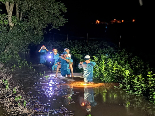 Rốn lũ Cát Tiên: Hàng trăm người được cứu khỏi vùng ngập lụt nguy hiểm - Ảnh 4. Rốn lũ Cát Tiên: Hàng trăm người được cứu khỏi vùng ngập lụt nguy hiểm - Ảnh 4.