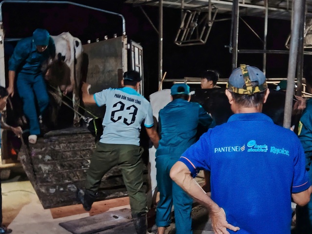 Rốn lũ Cát Tiên: Hàng trăm người được cứu khỏi vùng ngập lụt nguy hiểm - Ảnh 6. Rốn lũ Cát Tiên: Hàng trăm người được cứu khỏi vùng ngập lụt nguy hiểm - Ảnh 6.