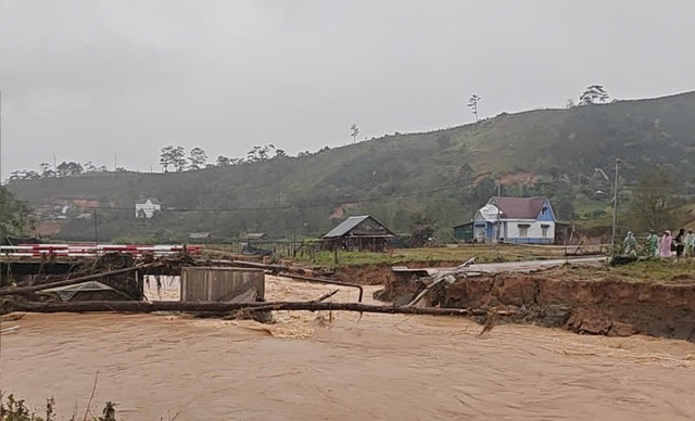 Một x&atilde; c&oacute; 4 người tử vong do mưa lũ kinh ho&agrave;ng ở L&acirc;m Đồng - Ảnh 2.