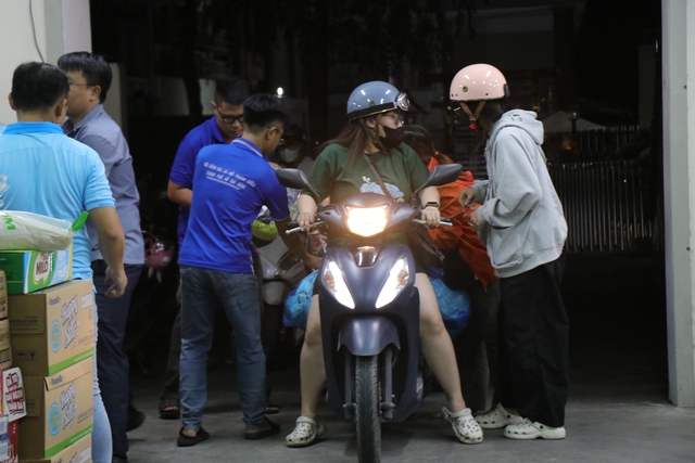 TP.HCM mở thêm điểm tiếp nhận hàng cứu trợ đồng bào vùng lũ miền Trung- Ảnh 2. TP.HCM mở thêm điểm tiếp nhận hàng cứu trợ đồng bào vùng lũ miền Trung- Ảnh 2.