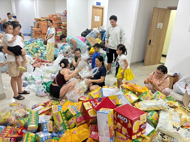 Chưa khi nào 3 tiếng nghĩa đồng bào lại vang lên đầy xúc động như lúc này!- Ảnh 2. Chưa khi nào 3 tiếng nghĩa đồng bào lại vang lên đầy xúc động như lúc này!- Ảnh 2.