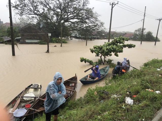 Những tiếng kêu cứu xé lòng từ vùng lũ Phú Yên cũ: Người già bệnh nặng, trẻ tím tái người- Ảnh 1. Những tiếng kêu cứu xé lòng từ vùng lũ Phú Yên cũ: Người già bệnh nặng, trẻ tím tái người- Ảnh 1.