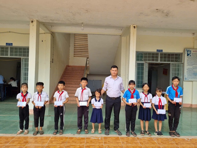 Thầy giáo hơn 14 năm 'tiếp sức đường dài' cho học trò vùng biên - Ảnh 1.