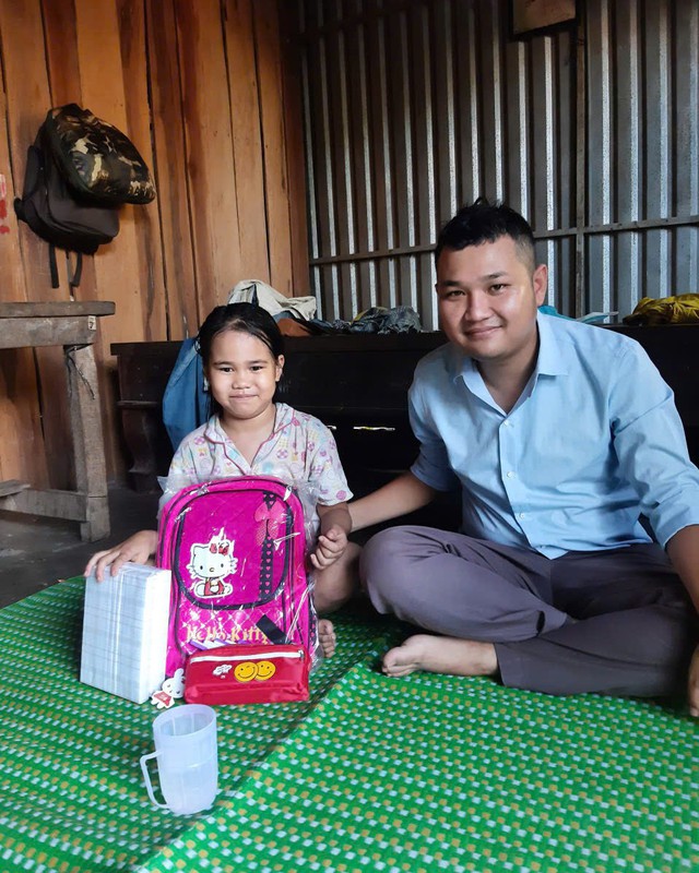 Thầy giáo hơn 14 năm 'tiếp sức đường dài' cho học trò vùng biên - Ảnh 2.