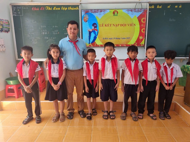 Thầy giáo hơn 14 năm 'tiếp sức đường dài' cho học trò vùng biên - Ảnh 4.