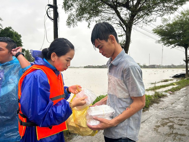 Cứu trợ ngập lụt Phú Yên cũ, người dân đói lả xin cơm, nước uống- Ảnh 5.
