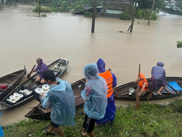 Cứu trợ ngập lụt Phú Yên cũ, người dân đói lả xin cơm, nước uống- Ảnh 7.
