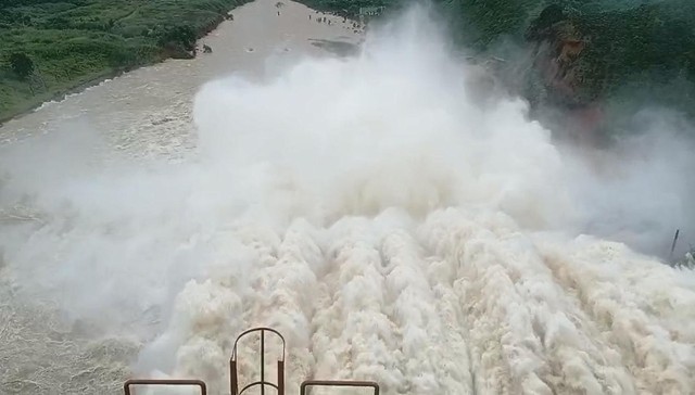 Thủy điện Đồng Nai 5 đã giảm lưu lượng nước xả xuống hạ du - Ảnh 1.