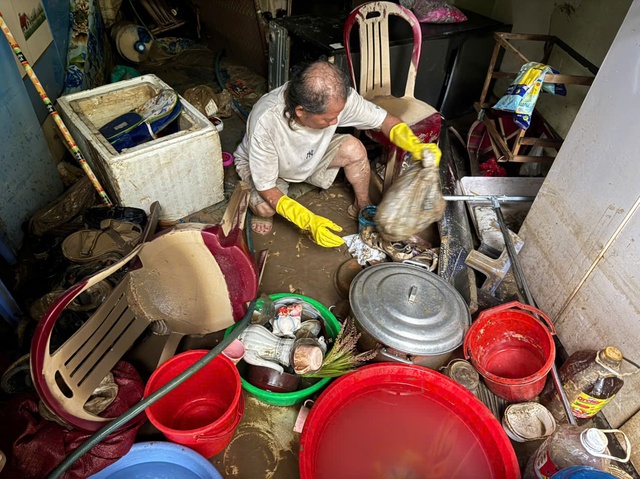 Chết lặng vì nhà cửa tan hoang sau ngập lụt kinh hoàng ở phố biển Quy Nhơn- Ảnh 1.