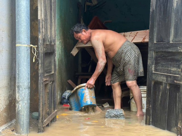 Chết lặng vì nhà cửa tan hoang sau ngập lụt kinh hoàng ở phố biển Quy Nhơn- Ảnh 3.