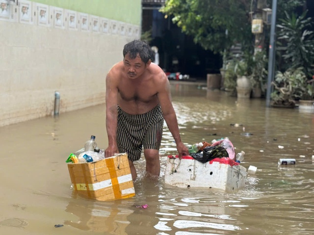 Chết lặng vì nhà cửa tan hoang sau ngập lụt kinh hoàng ở phố biển Quy Nhơn- Ảnh 6.