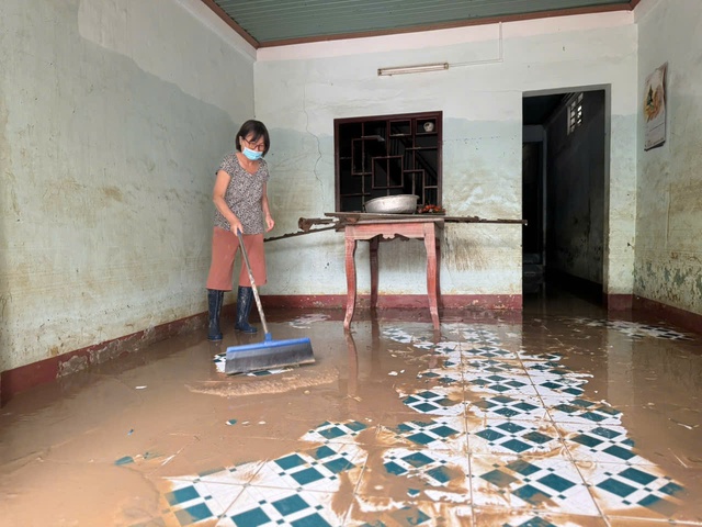 Chết lặng vì nhà cửa tan hoang sau ngập lụt kinh hoàng ở phố biển Quy Nhơn- Ảnh 8.